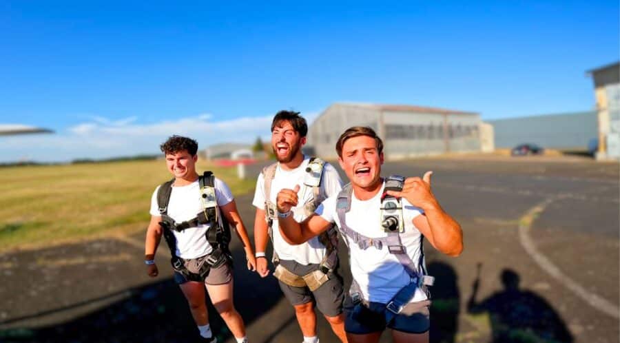 Groupe d'amis célébrant leur expérience de saut en parachute à Tours depuis Cholet