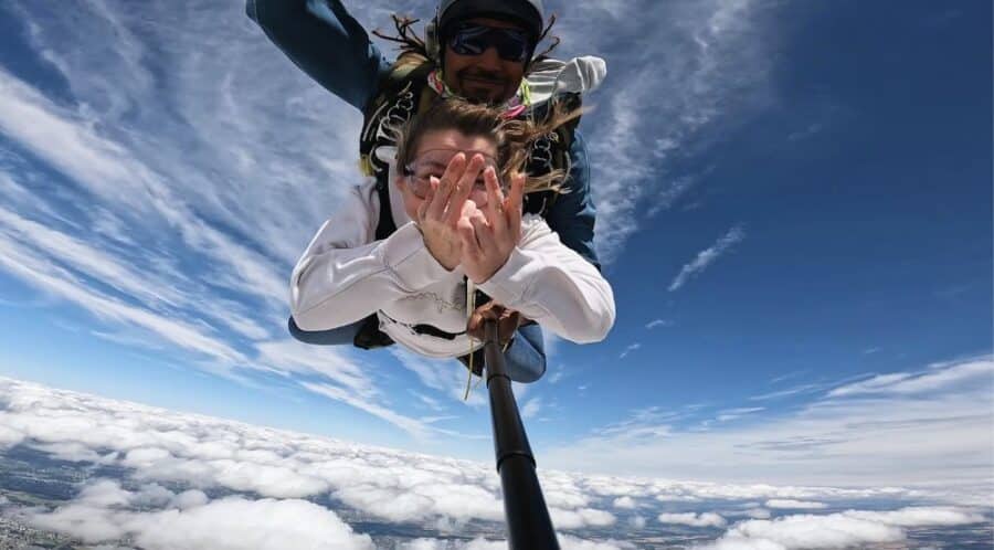Image d'action illustrant l'adrénaline extrême ressentie lors d'un saut de l'ange