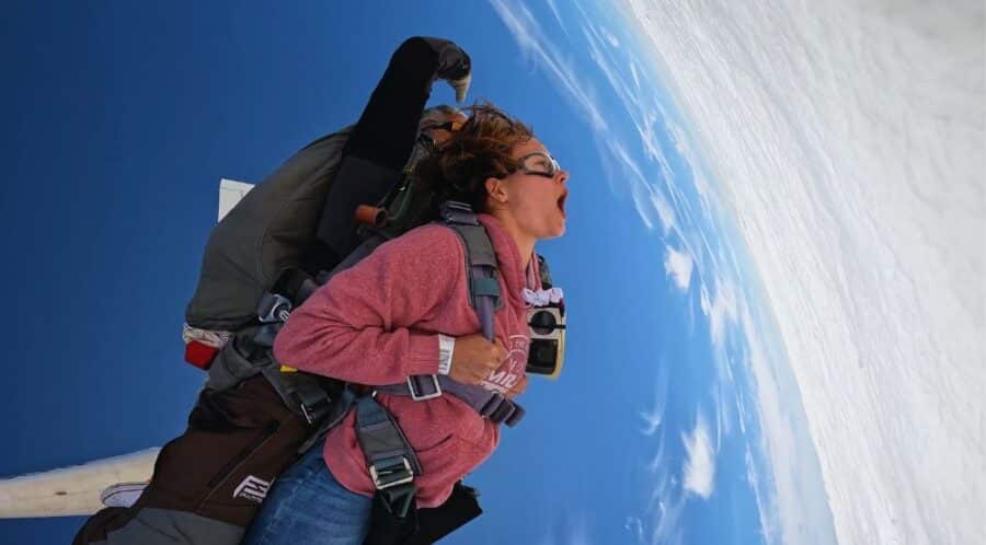 Saut en parachute tandem au départ de Tours : sensation de chute libre 3 secondes après la sortie d'avion au-dessus du Val de Loire.