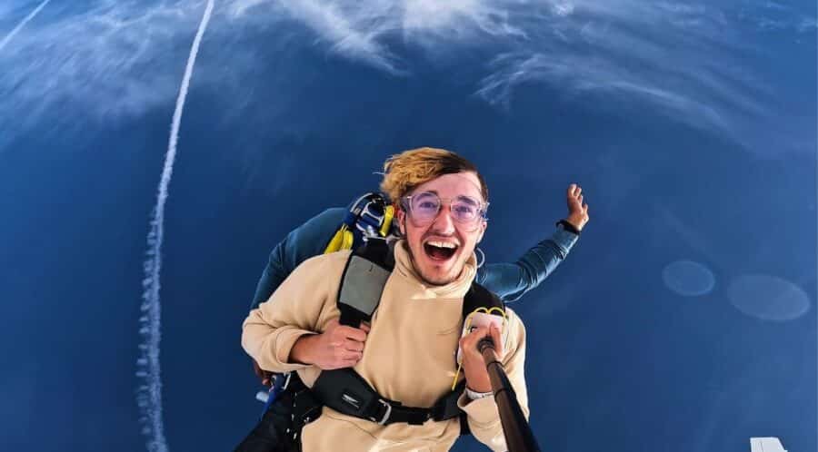 Moniteur et passager châtelleraudais souriants dans l'avion avant un saut en parachute à Sorigny.