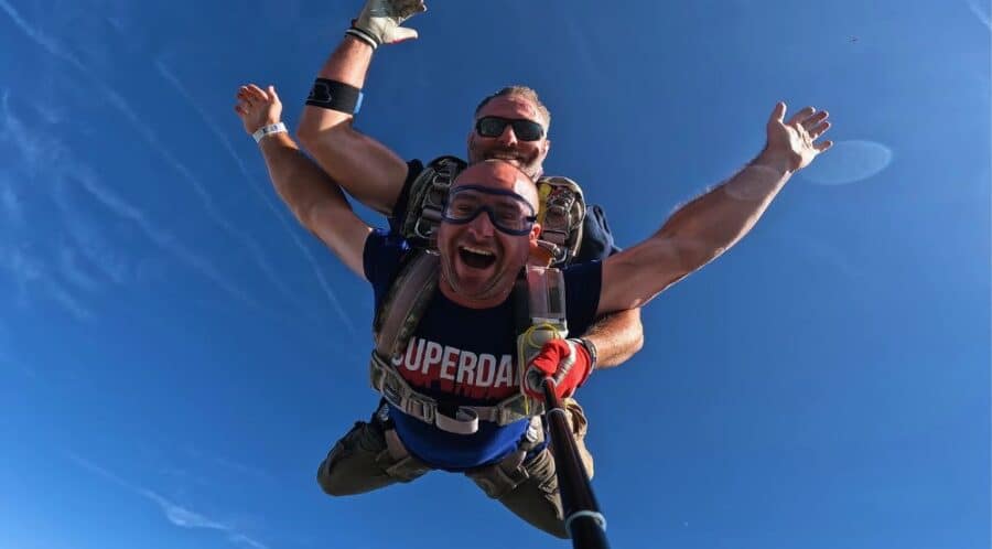 Émotion intense d'un débutant réalisant son rêve de voler en sautant en parachute