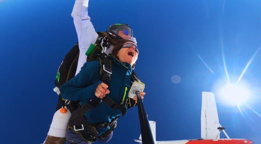 Passager ouvrant les bras pour savourer pleinement les sensations fortes de son premier saut