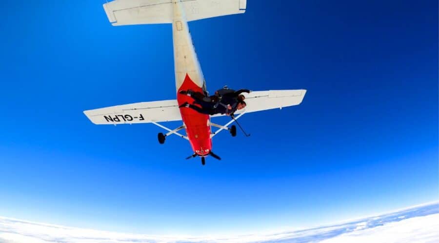 Image d'action illustrant l'adrénaline extrême ressentie lors d'un saut en parachute vue par un vidéoman