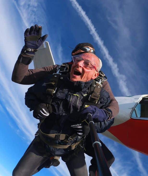 Photo d'une personne sautant en parachute à 3500 mètres d'altitude