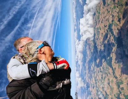 Saut en parachute spectaculaire réalisé au-dessus d'une mer de nuages blancs
