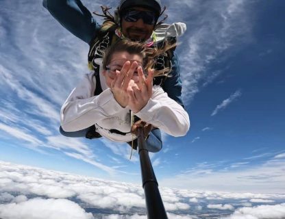 Image d'action illustrant l'adrénaline extrême ressentie lors d'un saut de l'ange