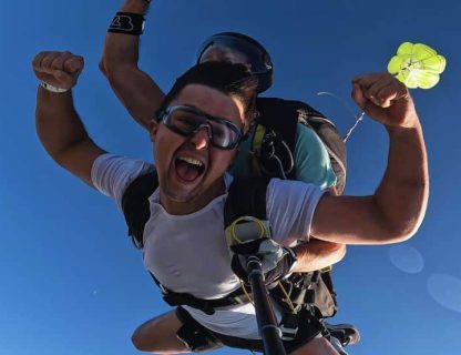 Moniteur et élève stabilisés en plein ciel lors d'un saut en parachute tandem