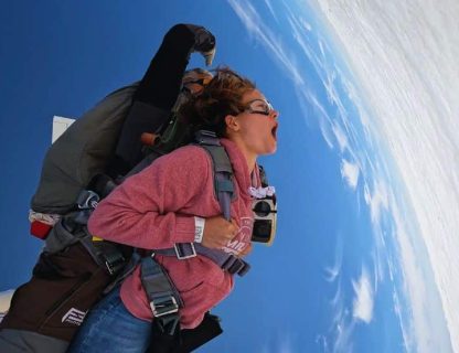 Visage d'un sauteur subissant la pression du vent relatif lors d'une descente en parachute