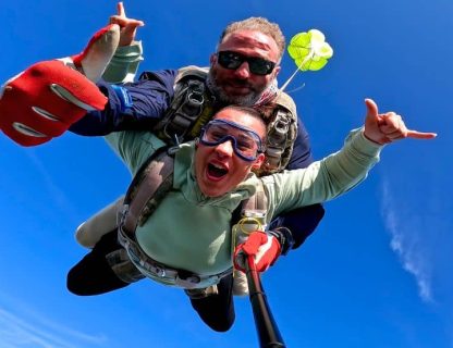 Passager faisant un signe de victoire face à la caméra pendant son saut