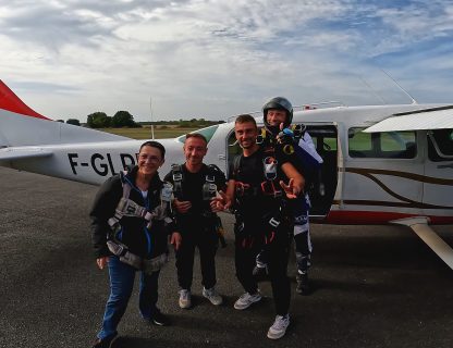 Groupe de sauteurs et de moniteurs devant l'avion de saut sur l'aérodrome de Tours Sorigny