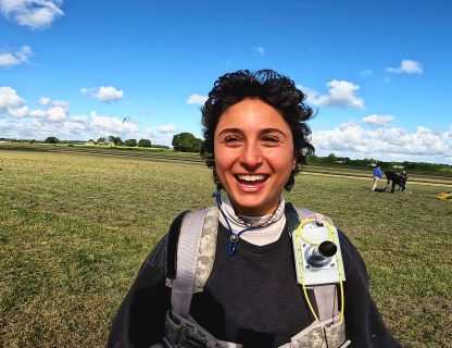 Sauteuse tout sourire juste après son saut en parachute, sur l'aérodrome de Tours Sorigny