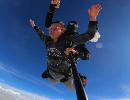 Démonstration de la position de sécurité cambrée (dite banane) par un binôme en tandem