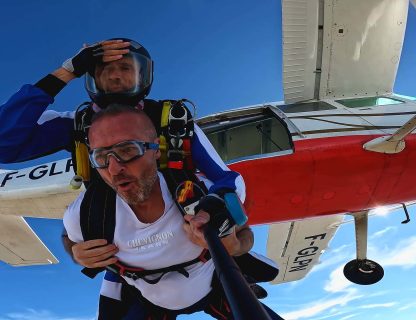 Sortie de l'avion Cessna d'un sauteur et de son moniteur tandem dans le ciel bleu de Touraine