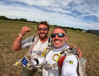 Sauteur et moniteur tandem souriants sur l'aérodrome de Tours Sorigny après le saut
