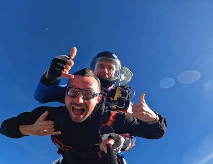 Sauteur hilare en chute libre lors d'un saut en parachute tandem à Tours