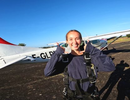 Sauteuse pouces levés devant l'avion de saut Cessna sur l'aérodrome de Tours Sorigny