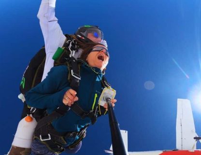 Passager ouvrant les bras pour savourer pleinement les sensations fortes de son premier saut