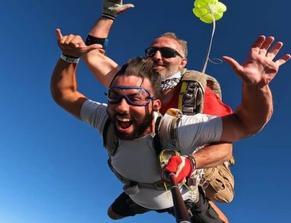 Gros plan sur l'expression de vitesse et d'émotion pure lors d'une chute libre à 200 km/h