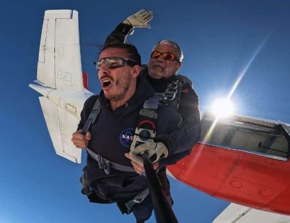 Binôme tandem en position horizontale parfaite pour une chute libre stable et sécurisée