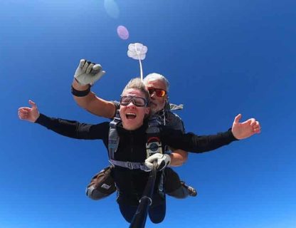 Deux parachutistes se rejoignant dans les airs pour réaliser une figure de vol relatif