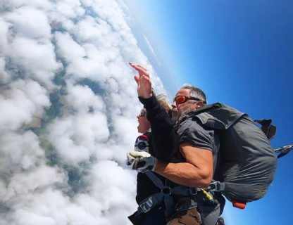 Perspective aérienne grandiose capturée par un parachutiste en plein vol au-dessus des champs